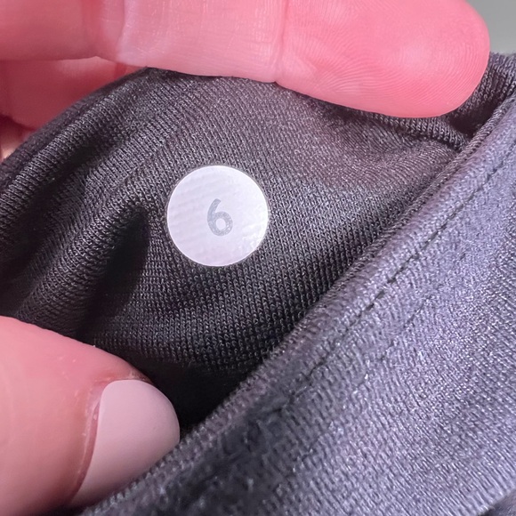 Lululemon Cropped Leggings- Sz 6 - Picture 5 of 6